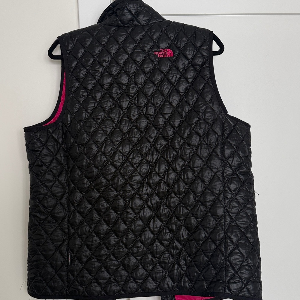 The North Face Black Quilted Vest with Pink Accents size xl - Picture 6 of 6